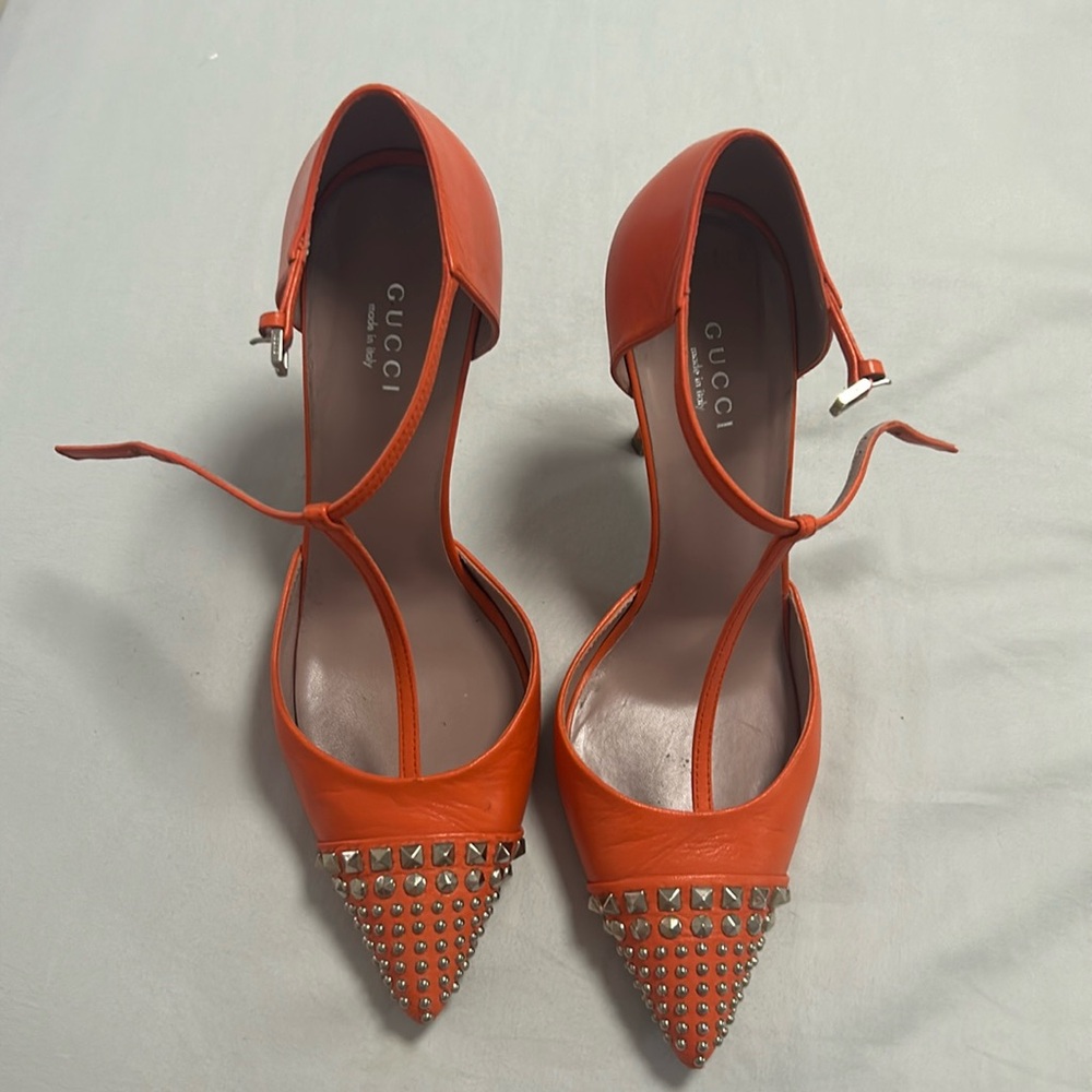 Size 7 1/2 Gucci shoes Pump heels, beatifull color orange